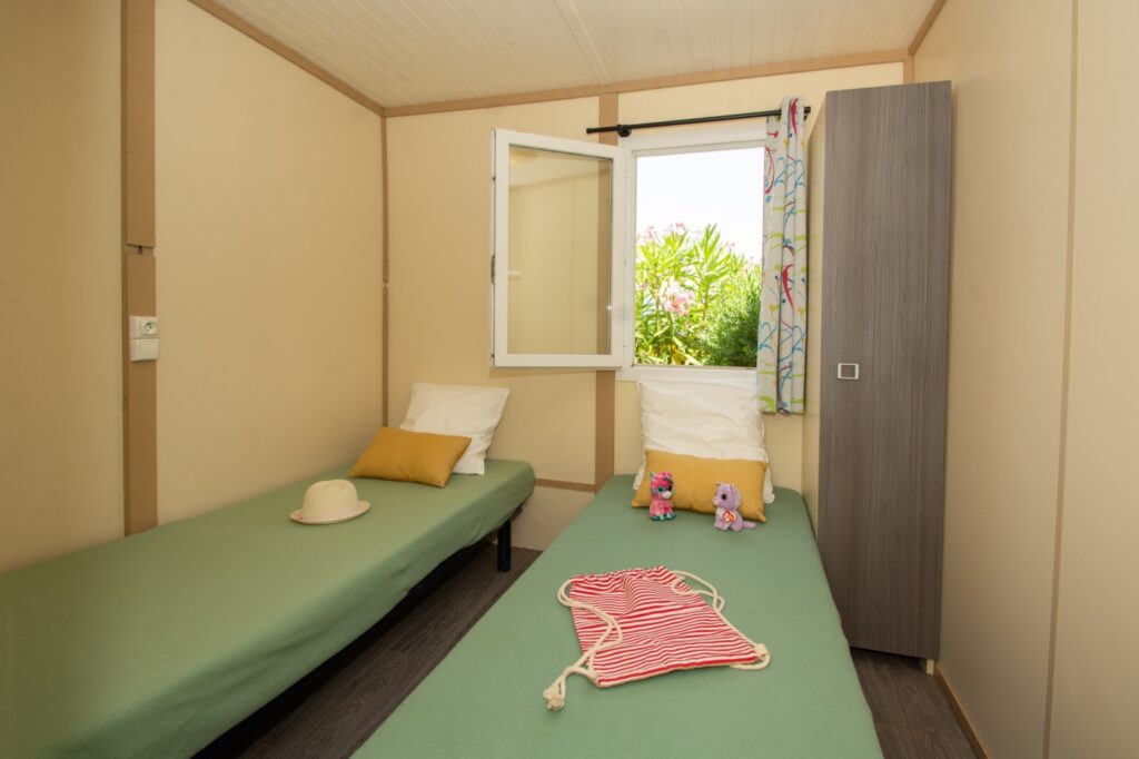 Chambre avec lits simples du bungalow