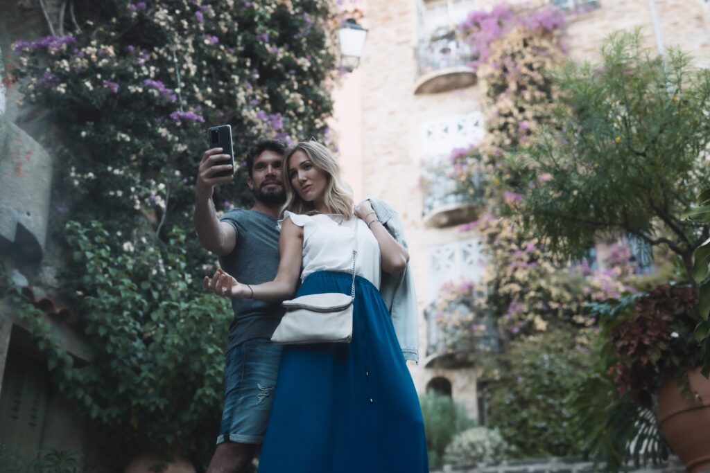 Couple dans les ruelles de Bormes les Mimosas