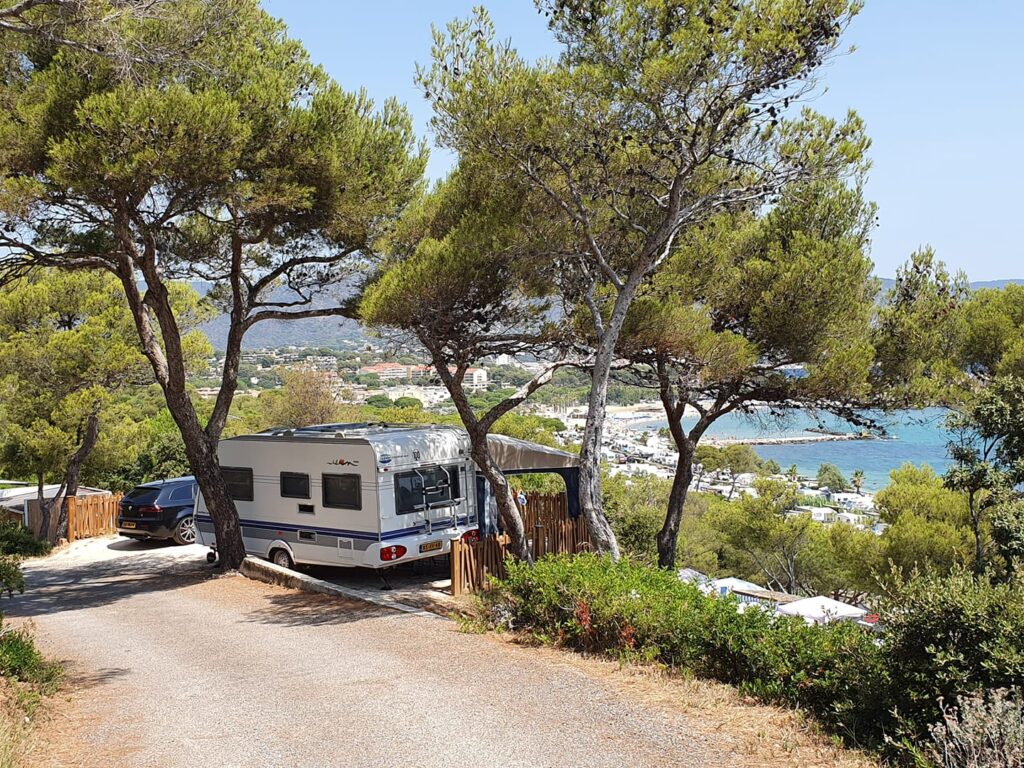 Emplacement de camping pour caravane en zone colline coté mer