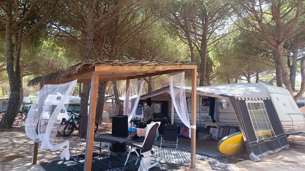 Emplacement de camping pour caravane proche de la mer