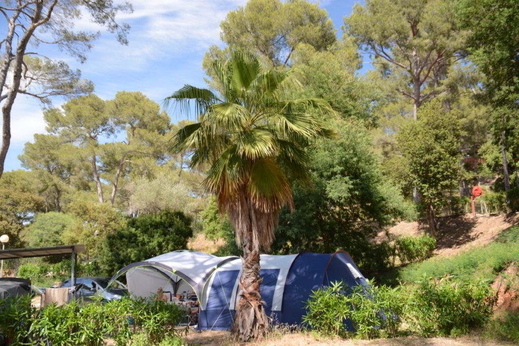 Emplacement de camping en tente dans la nature