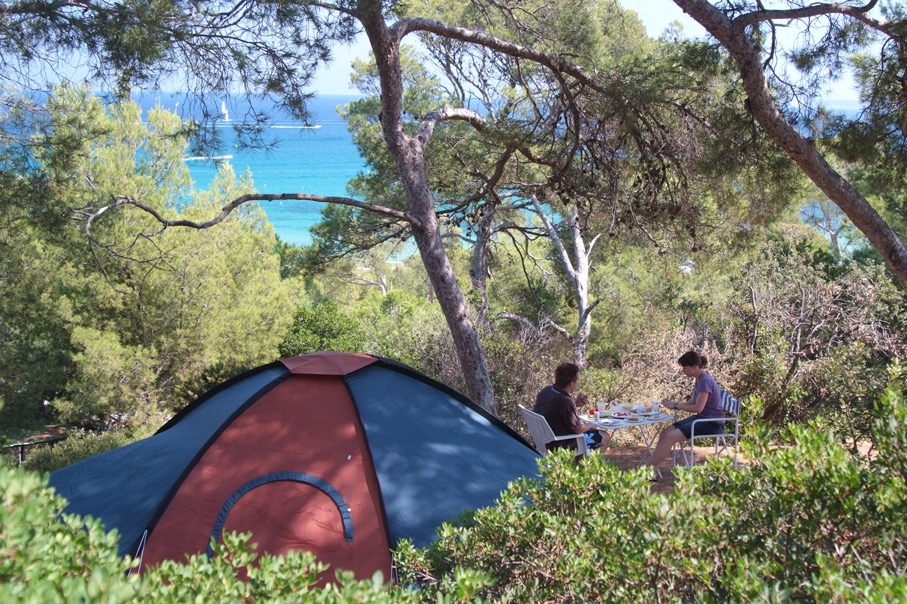 Emplacement de camping en tente dans la nature avec aperçu mer