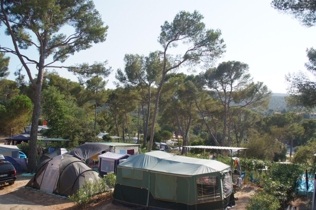 Emplacement de camping en tente en zone campagne