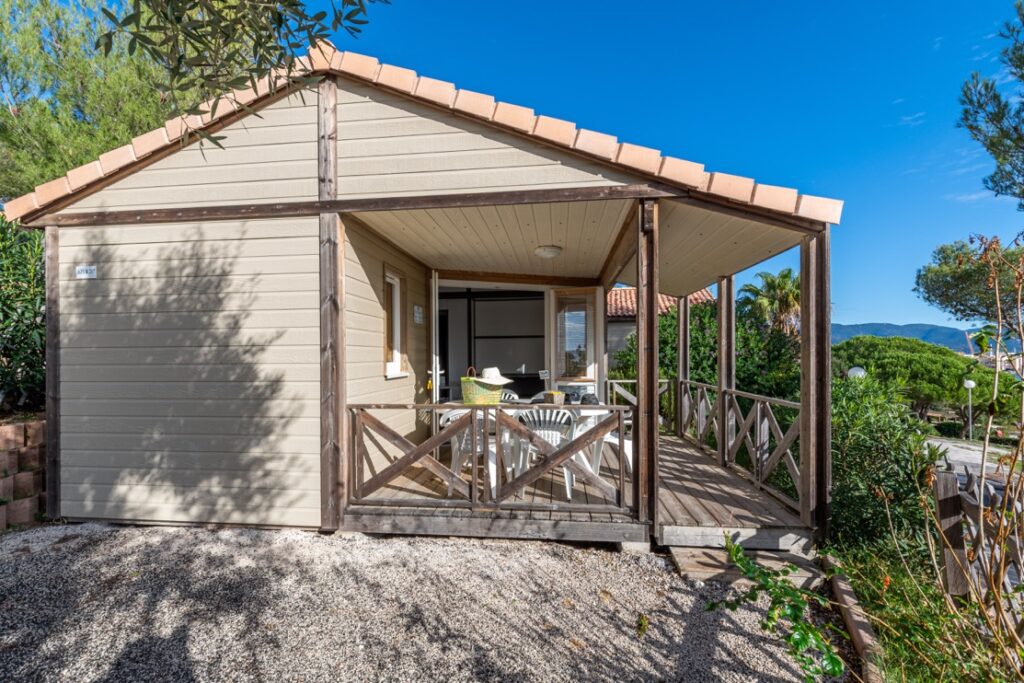 Vue extérieure et terrasse du bungalow Azur