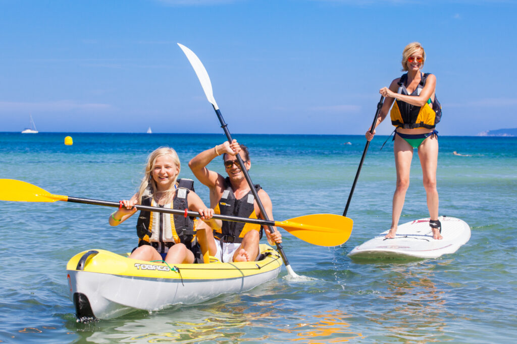 Kayak et paddle devant le camping