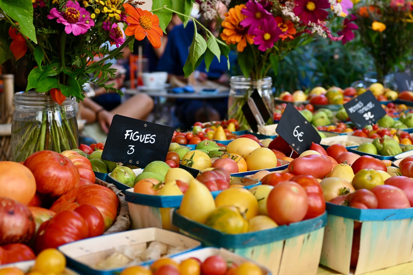 Panier en osier avec lavande, olives et tomates sur un stand