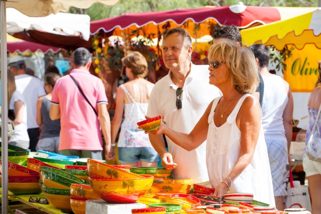 Visite du marché hebdomadaire en couple