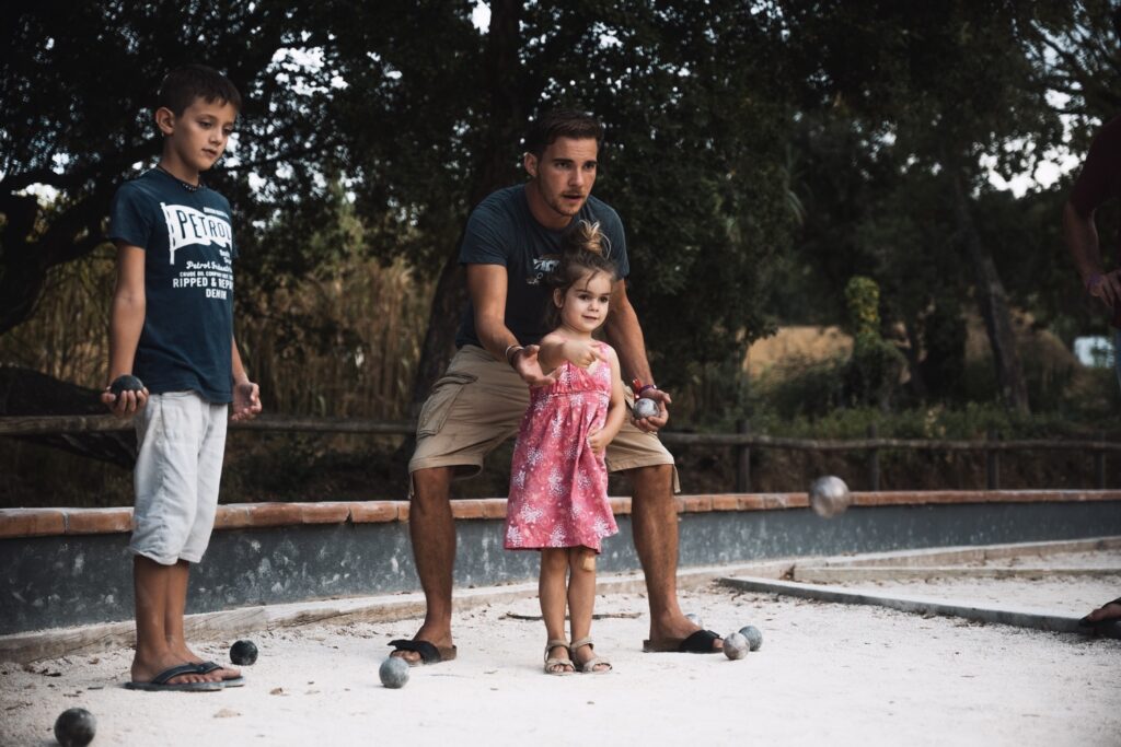 Partie de pétanque en famille