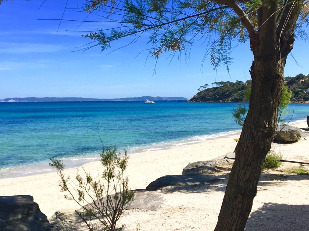 Plage de la Favière ved Bormes-les-Mimosas: fint sand og Middelhavet på Den Franske Riviera