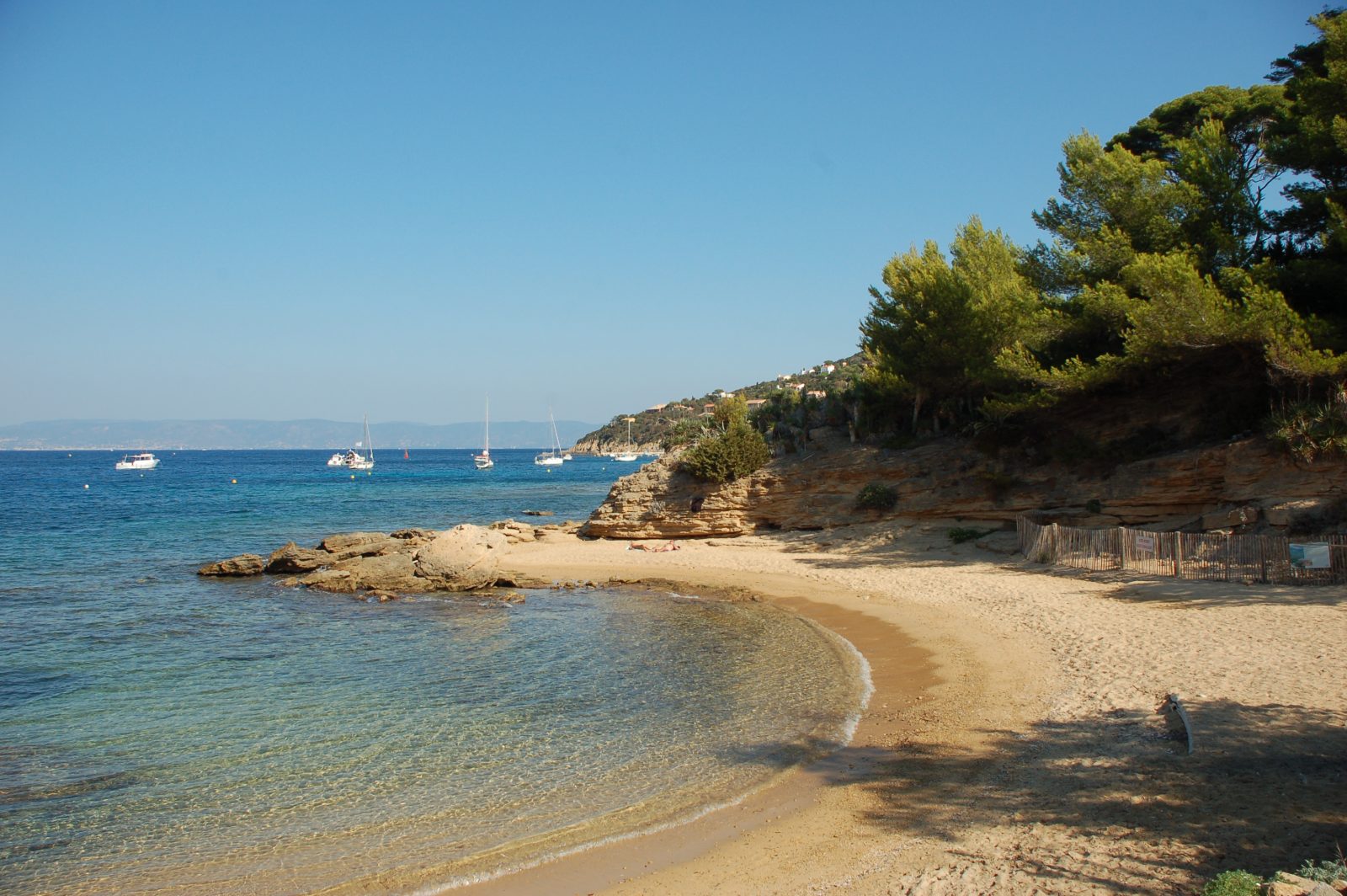 Plage des Grottes på Île du Levant: naturiststrand i Sydfrankrig