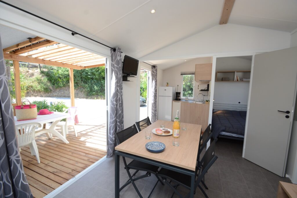 Terrasse, cuisine et salle à manger du mobile home Bahia