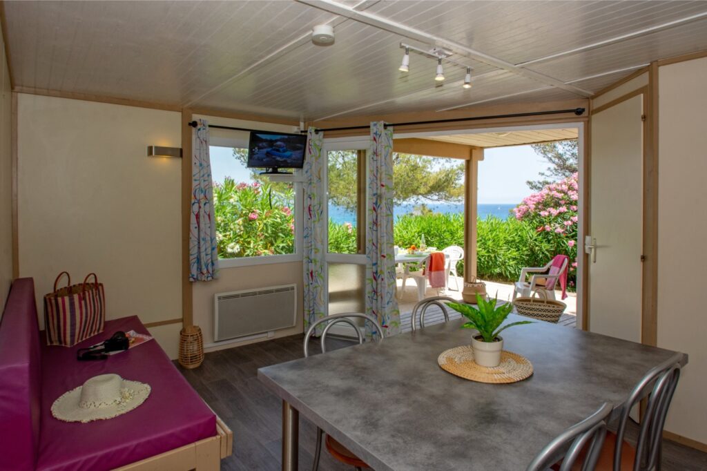 Salle à manger, salon et terrasse du bungalow