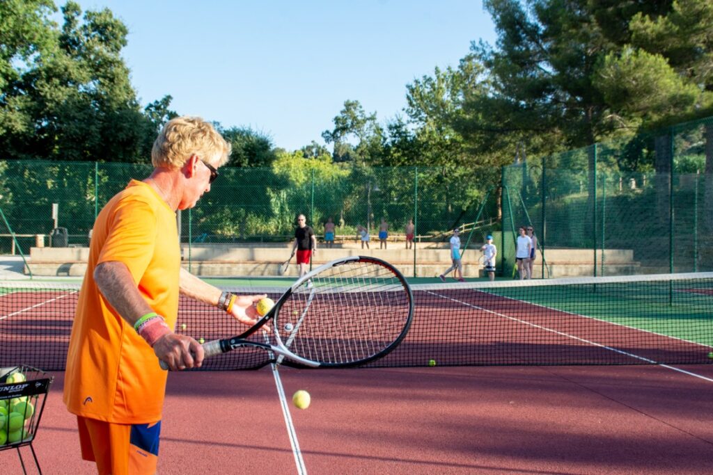 Professeur de tennis au camping pour des cours collectifs pour adultes