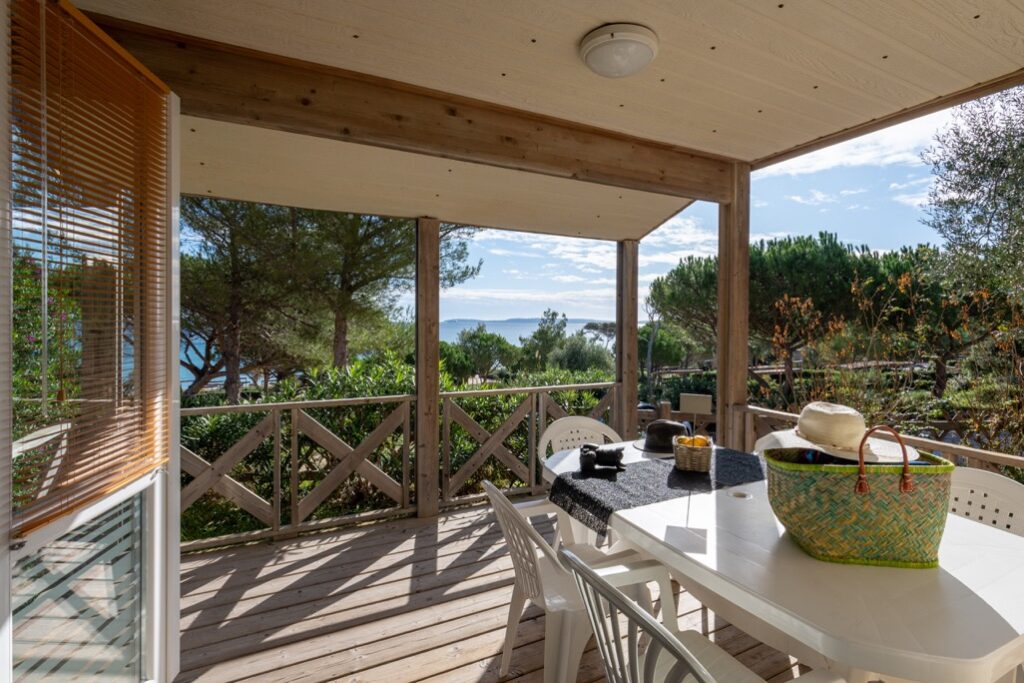 Terrasse et aperçu mer du bungalow Azur