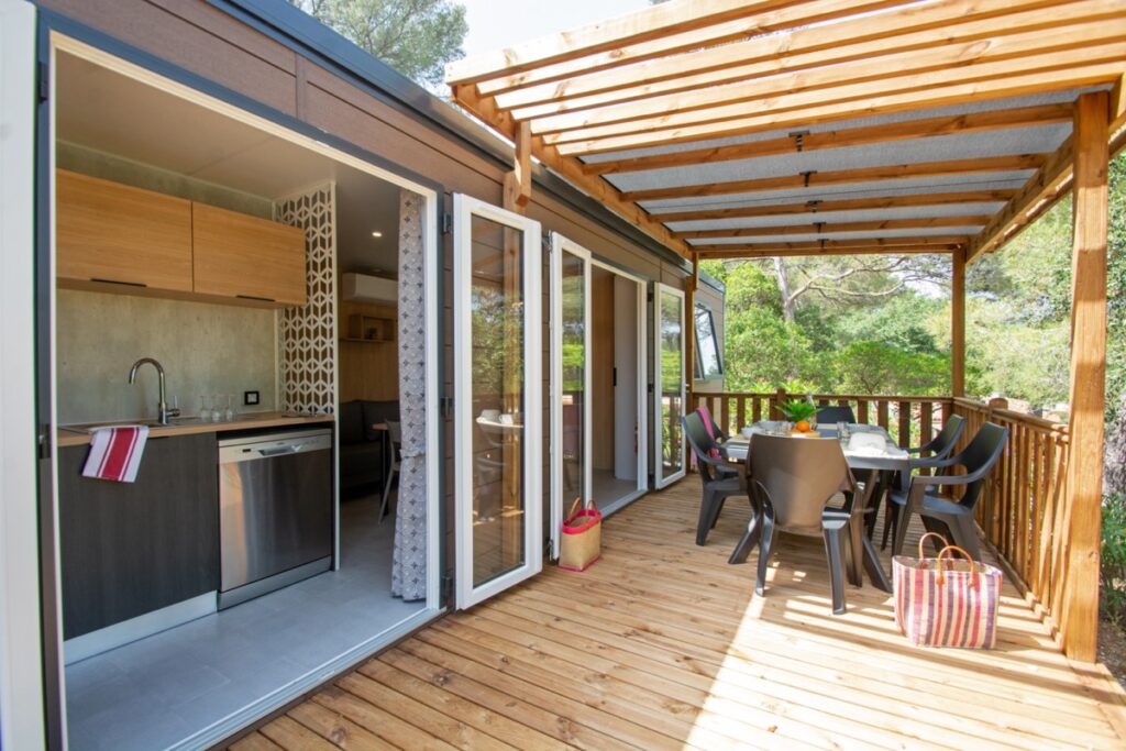 Terrasse et cuisine du mobile home Family