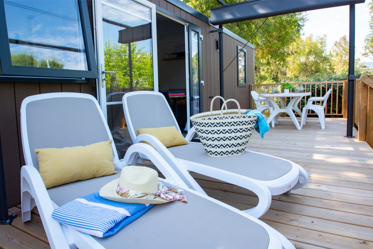 Terrasse et chaises longues mobile home Bahia PMR