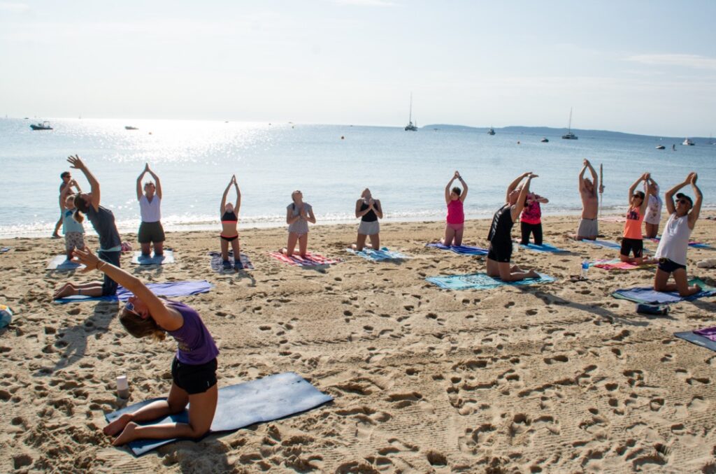 Animation yoga le matin sur la plage du camping