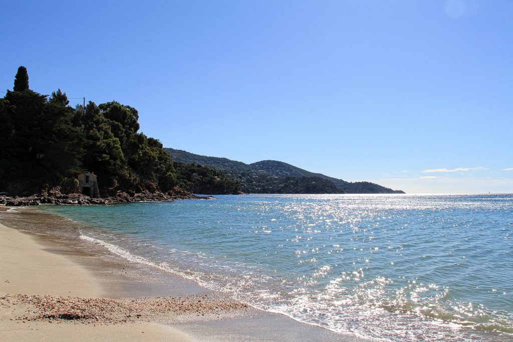 Plage de Pramousquier på Den Franske Riviera: klart vand og ferie-stemning