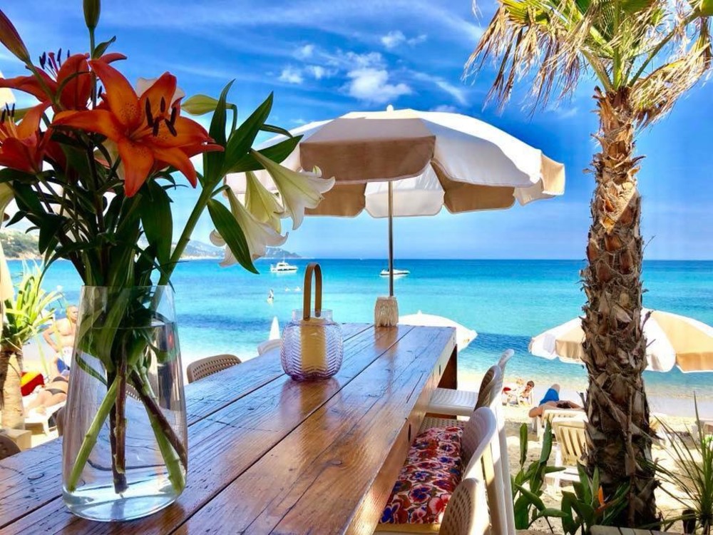 Eau turquoise et sable clair à la plage de Saint-Clair