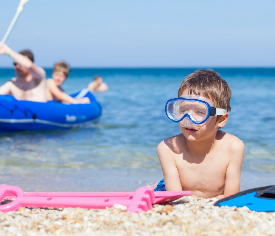 Famille profitant de la plage en accès direct au Camp du Domaine