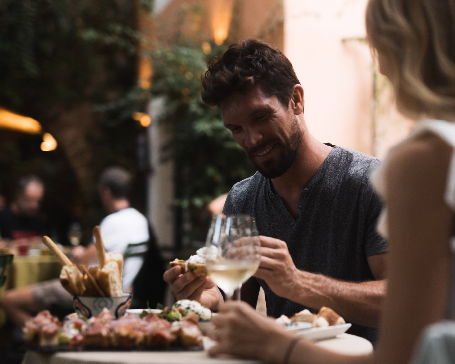 Couple dégustant un repas au Camp du Domaine
