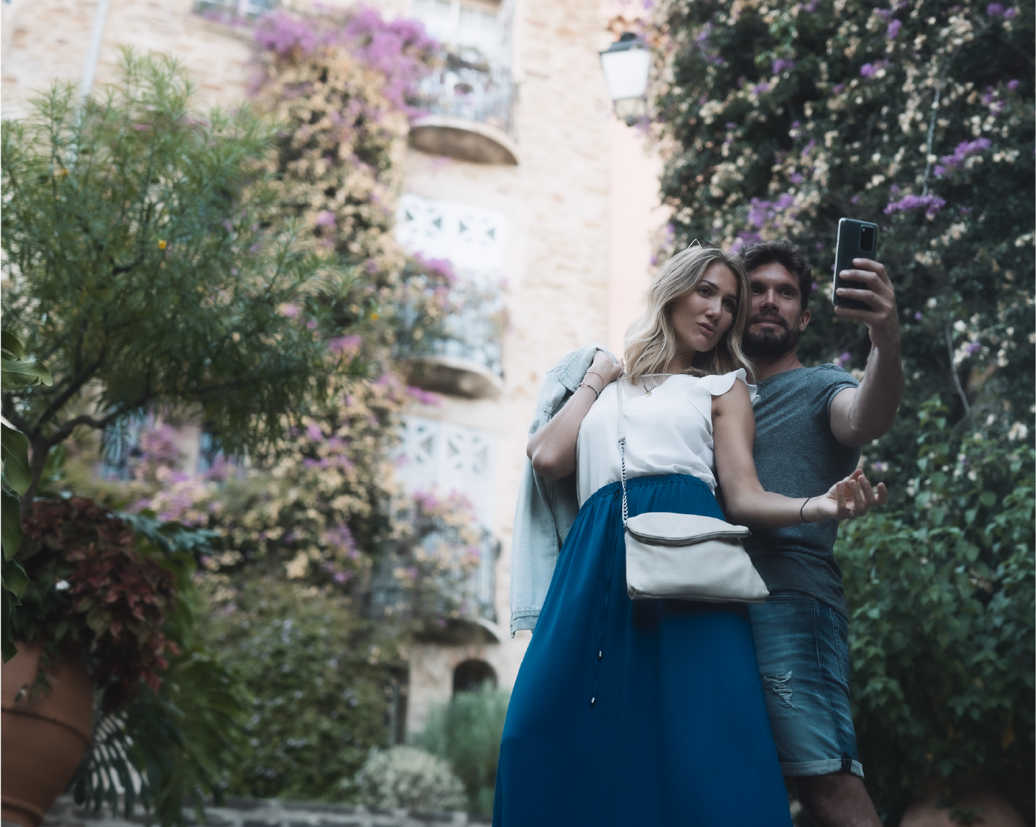 Couple visitant Bormes-les-Mimosas