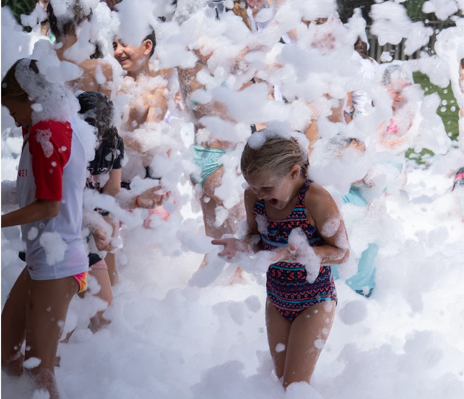 Famille profitant de vacances au budget maîtrisé au Camp du Domaine