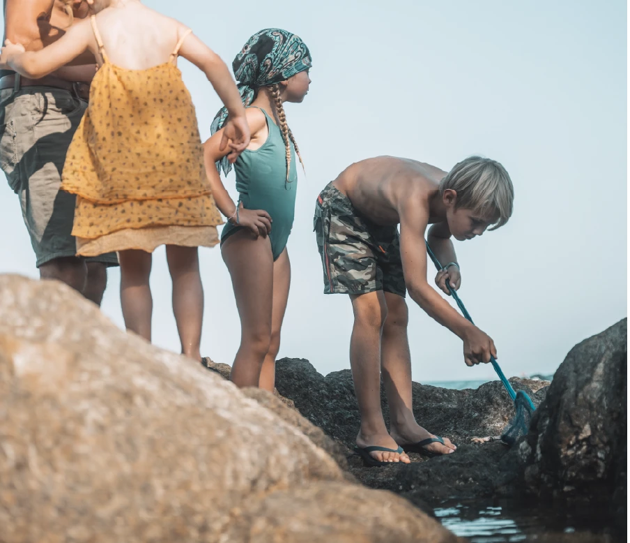 Famille découvrant les paysages de Bormes-les-Mimosas et du littoral
