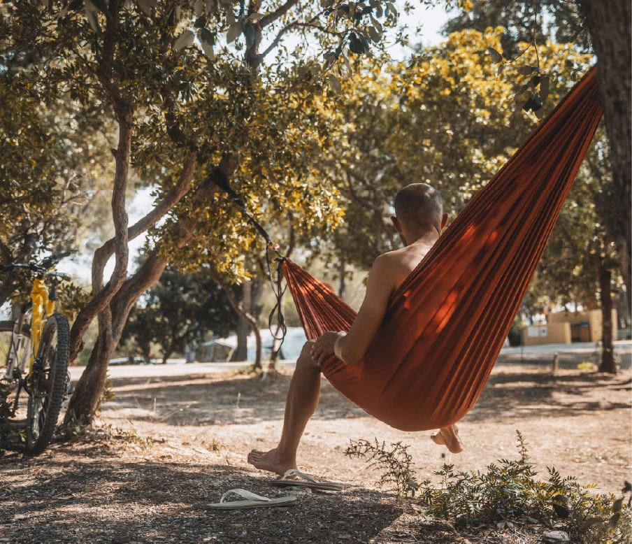 Parents profitant d’un moment de pause pendant des vacances en famille