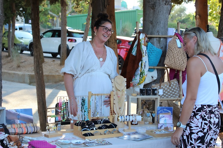 Handgemaakte sieraden op een avondmarkt in Bormes-les-Mimosas