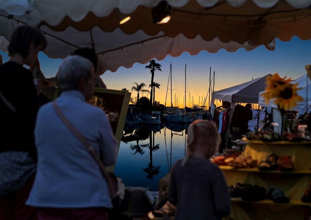 Avondmarkt van Le Lavandou aan de boulevard