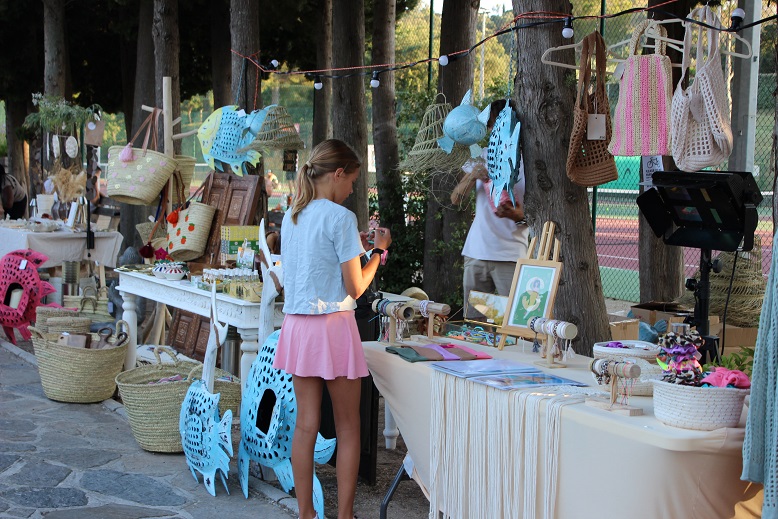 Avondmarkt aan de Côte d’Azur tijdens een zomeravond