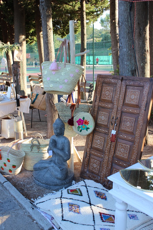 Ambachtelijke kraam op de avondmarkt van Camp du Domaine
