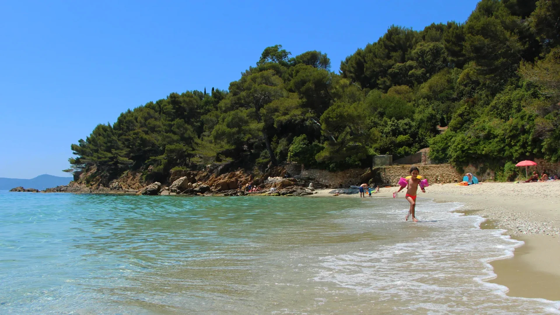 Cadre verdoyant autour de la plage de la Fossette
