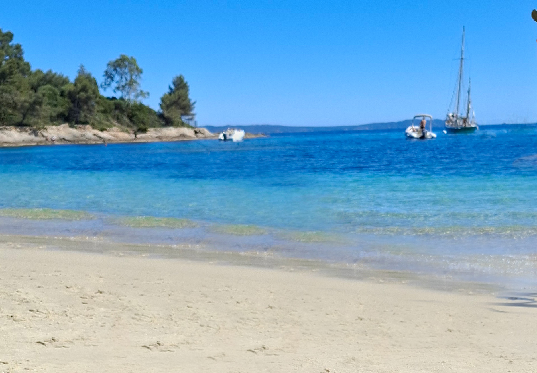 Eau claire sur une plage du Lavandou